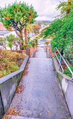 SAN FRANCISCO, CA - 22 Ekim 2021, Sunset bölgesindeki birçok sokaktan birinin görüntüsü, açık güneşli havada, pastel renklerde işlenmiş fotoğraf.