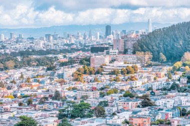 San Francisco, California, ABD - 22 Ekim 2021, San Francisco 'nun Grandview Parkı' nın tepesinden 16. Cadde 'deki basamakların yanında şehir manzarası. Fotoğraf pastel renklerle işlenmiş..