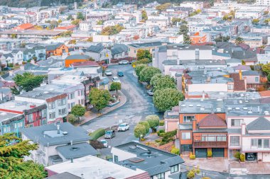 San Francisco, California, ABD - 22 Ekim 2021, San Francisco 'nun Grandview Parkı' nın tepesinden 16. Cadde 'deki basamakların yanında şehir manzarası. Fotoğraf pastel renklerle işlenmiş..