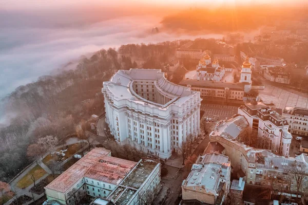 Sabahın erken saatlerinde Kyiv 'deki Dışişleri Bakanlığı' nın hava görüntüsü sisli.