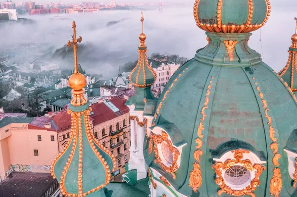 Αεροφωτογραφία Της Εκκλησίας Του Αγίου Ανδρέα Πυκνή Ομίχλη Κίεβο Ουκρανία — Φωτογραφία Αρχείου