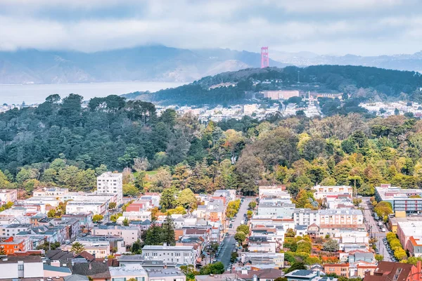 San Francisco, California, ABD - 22 Ekim 2021, San Francisco 'nun Grandview Parkı' nın tepesinden 16. Cadde 'deki basamakların yanında şehir manzarası. Fotoğraf pastel renklerle işlenmiş..