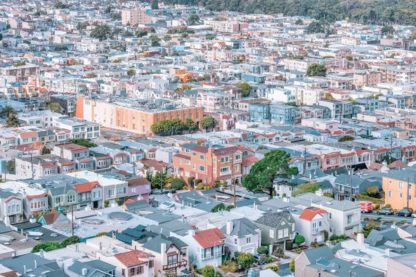 San Francisco, California, ABD - 22 Ekim 2021, San Francisco 'nun Grandview Parkı' nın tepesinden 16. Cadde 'deki basamakların yanında şehir manzarası. Fotoğraf pastel renklerle işlenmiş..