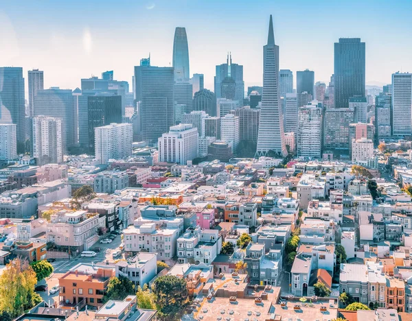 Coit Kulesi 'nden San Francisco şehir merkezine kadar çok güzel bir hava manzarası var. Ünlü Amerikan şehrinin muhteşem gökdelenleri. Fotoğraf pastel renklerle düzenlendi.