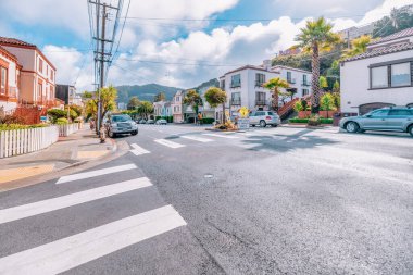 SAN FRANCISCO, CA - 22 Ekim 2021, Güneşli havada Sunset bölgesindeki birçok sokaktan biri, resim pastel renklerle işlenmiş..
