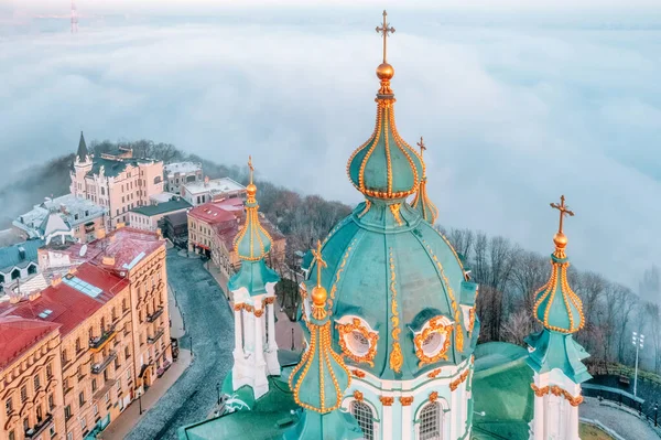 Luchtfoto Van Andrew Church Andrew Descent Zware Mist Kiev Oekraïne — Stockfoto