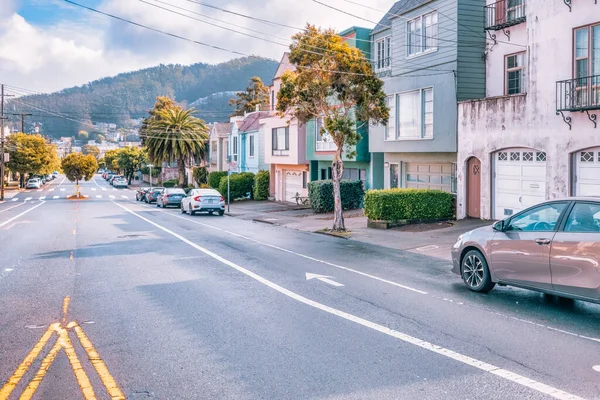 SAN FRANCISCO, CA - October 22, 2021, one of the many streets in the Sunset area in bright sunny weather, photograph processed in pastel colors. — Stock Photo, Image