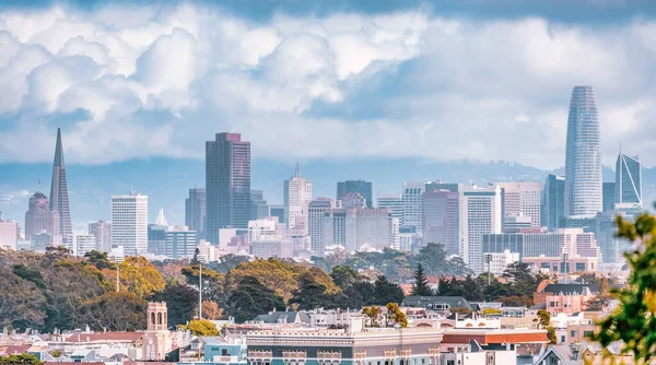 San Francisco, California, ABD - 22 Ekim 2021, San Franciscos Grandview Parkı 'nın tepesinden şehir manzarası 16..