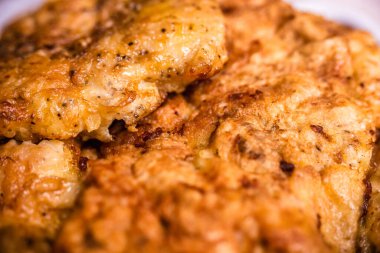 Milano bifteği, lezzetli, iştah açıcı, sulu, çıtır çıtır. Seçici odak derinliği alan derinliği. Lezzetli yemek konsepti