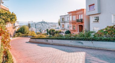 San Francisco, California, ABD - 16 Ekim 2021, Lombard caddesinin tepesinden şehrin manzarası. Fotoğraf pastel renklerle işlenmiş..
