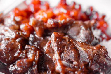 Çin yemeği, kızarmış tavuk parçaları, ortak bir sos, yakın çekim, makro fotoğrafçılık, sığ alan derinliği. Konsept, lezzetli yemek.