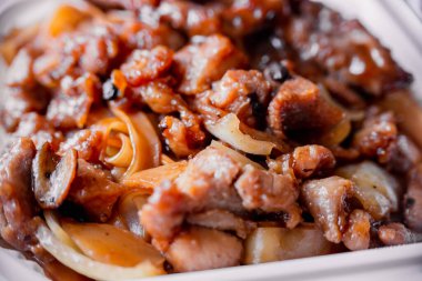 Çin yemeği, kızarmış tavuk parçaları, ortak bir sos, yakın çekim, makro fotoğrafçılık, sığ alan derinliği. Konsept, lezzetli yemek.