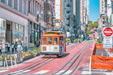 San Francisco, California, ABD - 16 Ekim 2021, teleferik, San Francisco şehir merkezindeki Union Meydanı 'nın canlı şehir merkezinde Powell Caddesi' nin popüler tepesine çıkıyor..