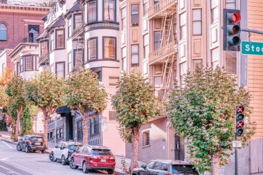 San Francisco, California, ABD - 16 Ekim 2021, San Francisco 'da tipik bir mahalle olan tepedeki görkemli evlerden oluşan bir sıra. Fotoğraf, pastel renklerde işlendi