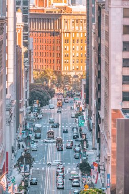 San Francisco, California, ABD - 16 Ekim 2021, San Francisco 'da tipik bir mahalle olan tepedeki görkemli evlerden oluşan bir sıra. Fotoğraf, pastel renklerde işlendi