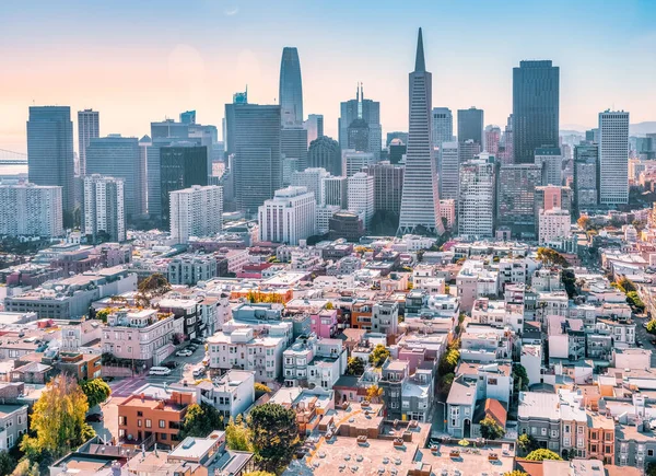 Coit Kulesi 'nden San Francisco şehir merkezine kadar çok güzel bir hava manzarası var. Ünlü Amerikan şehrinin muhteşem gökdelenleri. Fotoğraf pastel renklerle düzenlendi.