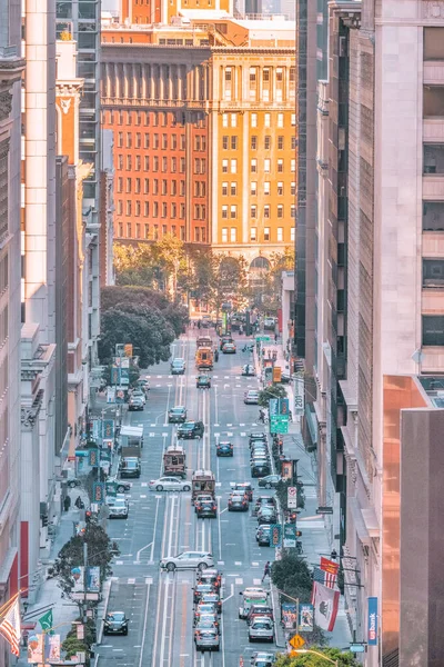 San Francisco, California, ABD - 16 Ekim 2021, San Francisco 'da tipik bir mahalle olan tepedeki görkemli evlerden oluşan bir sıra. Fotoğraf, pastel renklerde işlendi