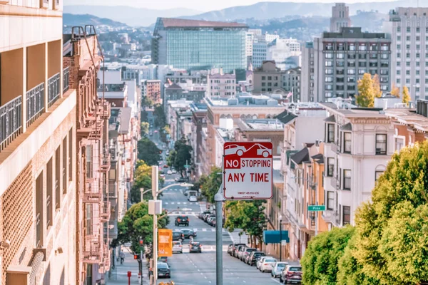 2021年10月16日 美国加利福尼亚州旧金山 在旧金山的一个典型的街区 一排排威严的住宅被拆除 经处理的彩色照片 — 图库照片