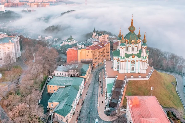 St. Andrew Kilisesi ve St. Andrew 's Descent' in yoğun siste havadan görünüşü, Kiev Ukrayna
