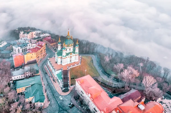 St. Andrew Kilisesi ve St. Andrew 's Descent' in yoğun siste havadan görünüşü, Kiev Ukrayna