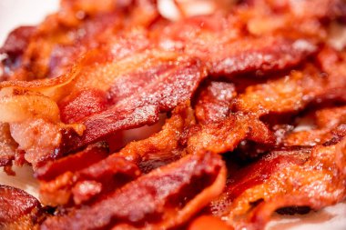 Makro manzara, iştah açıcı, lezzetli, kızarmış, kıtır kıtır pastırma, yakın plan, yağda yumurtaya et, sığ alan derinliği.