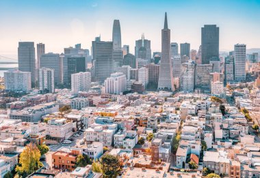 Coit Kulesi 'nden San Francisco şehir merkezine kadar çok güzel bir hava manzarası var. Ünlü Amerikan şehrinin muhteşem gökdelenleri. Fotoğraf pastel renklerle düzenlendi.
