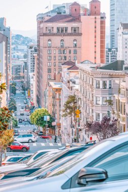 San Francisco, California, ABD - 16 Ekim 2021, San Francisco 'da tipik bir mahalle olan tepedeki görkemli evlerden oluşan bir sıra. Fotoğraf, pastel renklerde işlendi