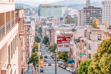 San Francisco, California, ABD - 16 Ekim 2021, San Francisco 'da tipik bir mahalle olan tepedeki görkemli evlerden oluşan bir sıra. Fotoğraf, pastel renklerde işlendi