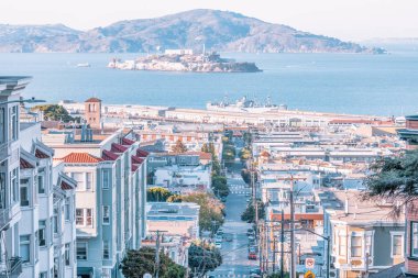 SAN FRANCISCO, ABD - 16 Ekim 2021, tarihi gökyüzü, panoramik sokak manzarası, San Francisco Körfezi manzarası.