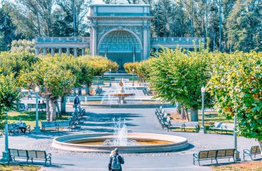 San Francisco 'daki Golden Gate Park' taki Music Hall 'da palmiye ağaçları ve çeşmesi olan güzel bir manzara..