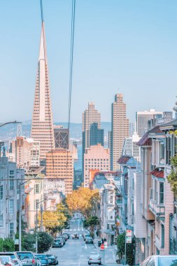 San Francisco, California, ABD - 16 Ekim 2021, San Francisco 'da tipik bir mahalle olan tepedeki görkemli evlerden oluşan bir sıra. Fotoğraf, pastel renklerde işlendi