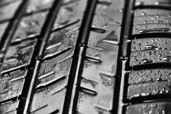 Zbliżenie Opony Samochodu Kroplami Deszczu Płytka Głębia Ostrości Selektywnej — Zdjęcie stockowe