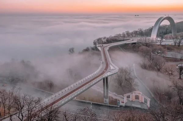 Pedestrian Bicycle Bridge Kyiv Ukraine Dawn Heavy Fog Spreads Dnieper — Stock Photo, Image