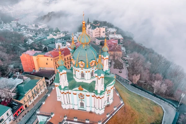 Ukrayna, Kyiv 'deki St. Andrew Kilisesi' nin hava manzarası. Konsept, seyahat turizmi