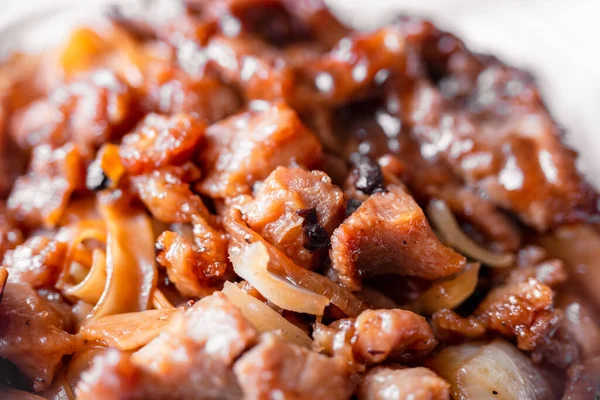 Çin yemeği, kızarmış tavuk parçaları, ortak bir sos, yakın çekim, makro fotoğrafçılık, sığ alan derinliği. Konsept, lezzetli yemek.
