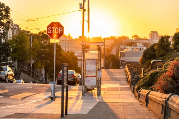 Summer City Pôr Sol Olhando Para Baixo Uma Rua Montanhosa — Fotografia de Stock