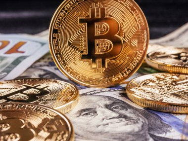 Kripto Bitcoin 1 dolar bitcoin, sanal para ve 100 dolar banknotlar. Amerikan doları üzerinden Bitcoin. Dolar 'dan Bitcoin' e. Şifreli paralar ve dolarlarla donatılmış bir geçmiş. Altın Bitcoin. Yakın çekim, makro fotoğrafçılık