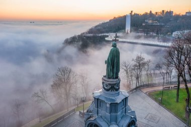 Kyiv tepelerindeki Aziz Vladimir anıtı. Ukrayna, Kyiv 'de sisli sabahın erken saatlerinin manzarası. Konsept, seyahat turizmi