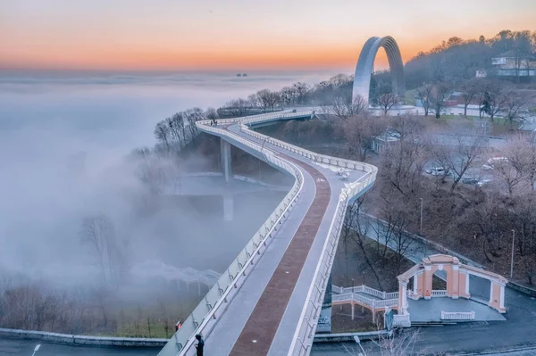 Велосипедний Міст Пішохід Київ Україна Світанок Важкий Туман Поширюється Над — стокове фото