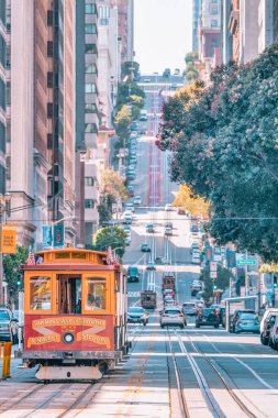 San Francisco, California, ABD - 16 Ekim 2021, teleferik, San Francisco şehir merkezindeki Union Meydanı 'nın canlı şehir merkezinde Powell Caddesi' nin popüler tepesine çıkıyor..