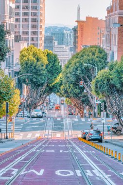 San Francisco, California, ABD - 16 Ekim 2021, San Francisco 'da tipik bir bölge olan bir tepe ve teleferik üzerindeki görkemli evler dizisi. Fotoğraf, pastel renklerde işlendi
