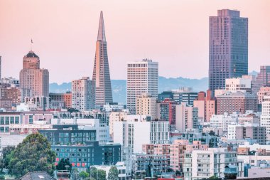 Alamo Meydanı 'ndaki Viktorya dönemi evlerinin arkasındaki San Francisco gökdelenleri. Fotoğraf, pastel renklerde işlendi
