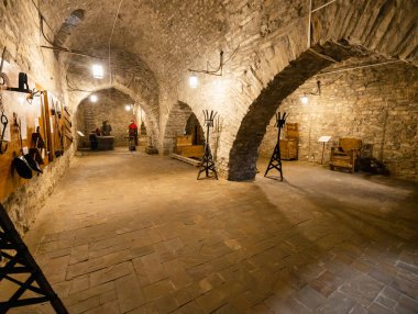 Ukrayna 'nın Khotyn kentindeki Khotyn kalesinin mahzenleri. Konsept, seyahat turizmi