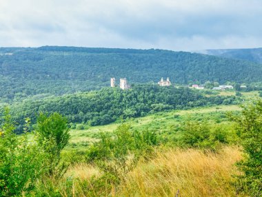 Ukrayna 'nın Ternopil ilinin Zalishchyky kasabası yakınlarındaki Chervonogorod şatosunun kalıntılarının hava manzarası..