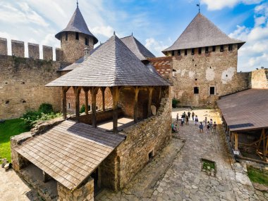 KHOTYN, UKRAINE - 02 Temmuz 2021, Khotyn kalesinin içindeki avlu. Bir grup turist, gezintiye çıktılar..