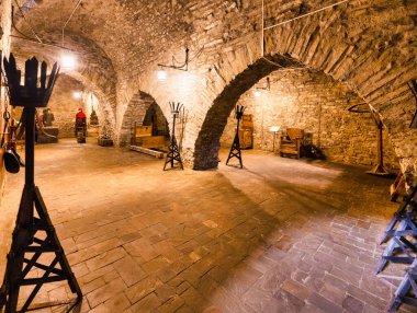 Ukrayna 'nın Khotyn kentindeki Khotyn kalesinin mahzenleri. Konsept, seyahat turizmi