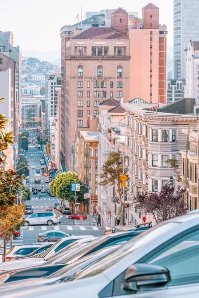 San Francisco, California, ABD - 16 Ekim 2021, San Francisco 'da tipik bir mahalle olan tepedeki görkemli evlerden oluşan bir sıra. Fotoğraf, pastel renklerde işlendi