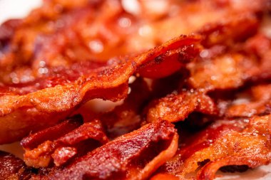 Makro manzara, iştah açıcı, lezzetli, kızarmış, kıtır kıtır pastırma, yakın plan, yağda yumurtaya et, sığ alan derinliği.