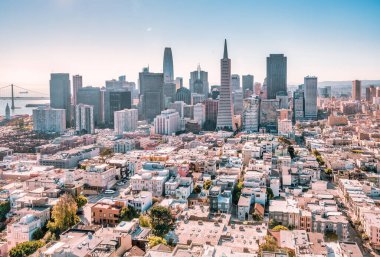 Coit Kulesi 'nden San Francisco şehir merkezine kadar çok güzel bir hava manzarası var. Ünlü Amerikan şehrinin muhteşem gökdelenleri. Fotoğraf pastel renklerle düzenlendi.