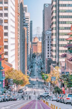 San Francisco, California, ABD - 16 Ekim 2021, San Francisco 'da tipik bir bölge olan bir tepe ve teleferik üzerindeki görkemli evler dizisi. Fotoğraf, pastel renklerde işlendi